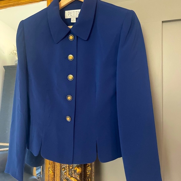 ✨Beautiful, CLASSIC Navy Cropped Blazer Jacket Gold Regal Buttons Size 2 Petite - Picture 1 of 5